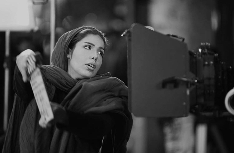 تصویری از نیوشا ضرابی، دستیار کارگردان و برنامه‌ریزی سینما و تلویزیون در حال بازیگری سر صحنه یکی از آثارش
