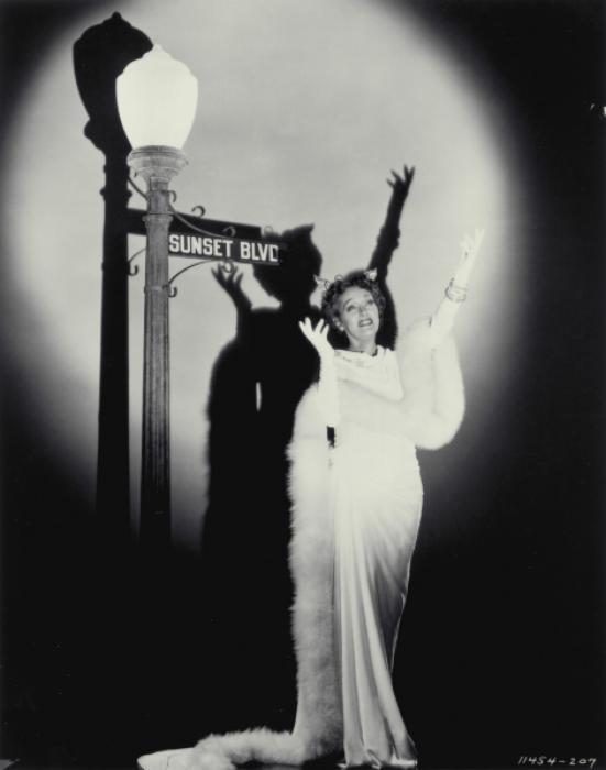 Gloria Swanson در صحنه فیلم سینمایی بلوار سانست