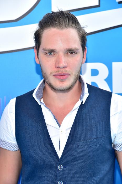 Dominic Sherwood در صحنه فیلم سینمایی Finding Dory