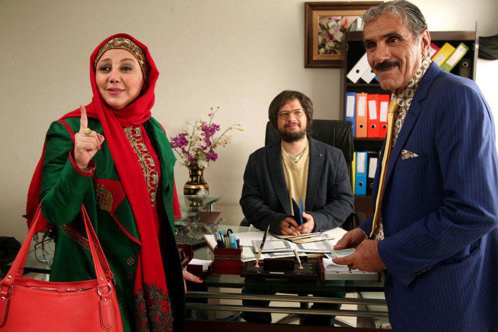 علی صادقی در صحنه فیلم سینمایی پا تو کفش من نکن به همراه رضا ناجی و بهنوش بختیاری