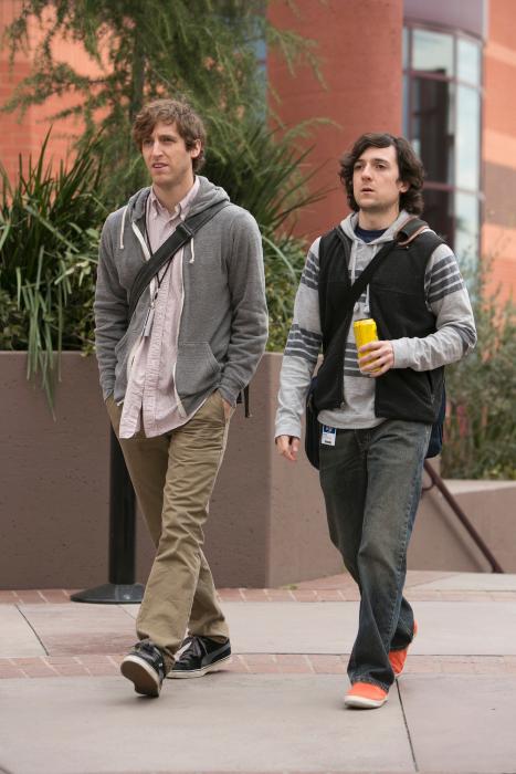 Thomas Middleditch در صحنه سریال تلویزیونی دره سیلیکون به همراه Josh Brener