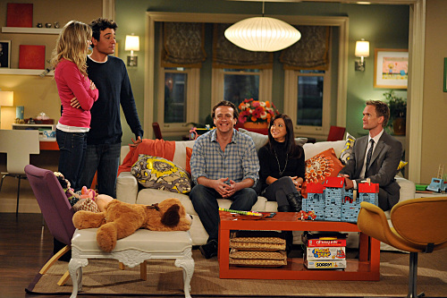 Josh Radnor در صحنه سریال تلویزیونی آشنایی با مادر به همراه Sarah Chalke، Alyson Hannigan، Jason Segel و نیل پاتریک هریس