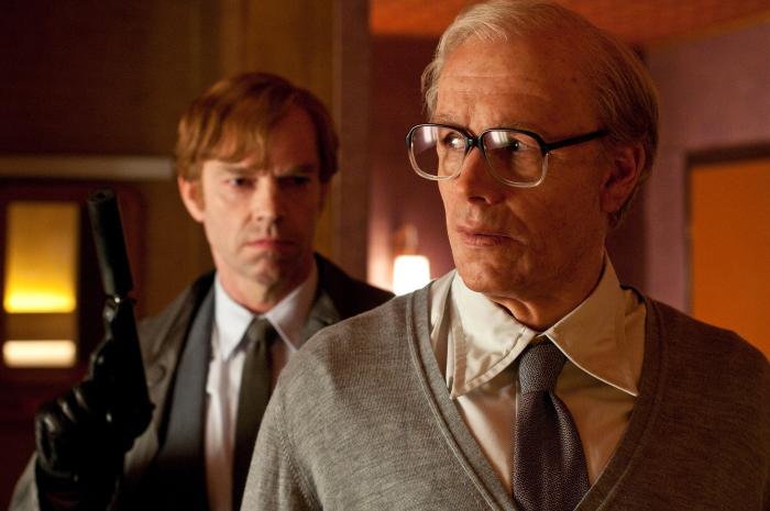 جیمز دارسی در صحنه فیلم سینمایی اطلس ابر به همراه هوگو ویوینگ