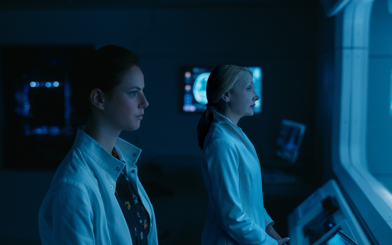 پاتریشا کلارکسون در صحنه فیلم سینمایی دونده هزارتو: علاج مرگ به همراه Kaya Scodelario