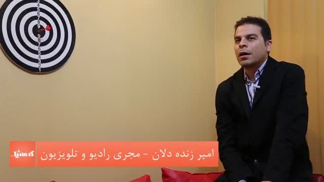 تصویری از امیر زنده دلان، مجری سینما و تلویزیون در حال بازیگری سر صحنه یکی از آثارش