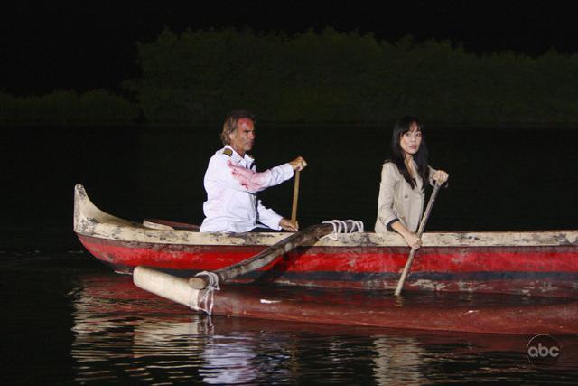 Yunjin Kim در صحنه سریال تلویزیونی گمشده به همراه Jeff Fahey