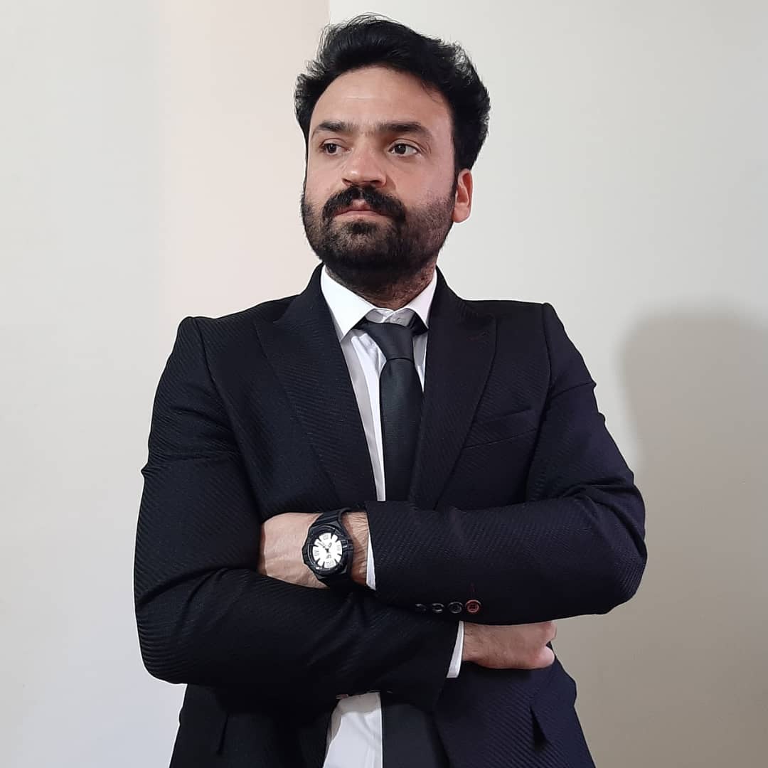 تصویری شخصی از علی میرزایی، بازیگر و نوازنده سینما و تلویزیون