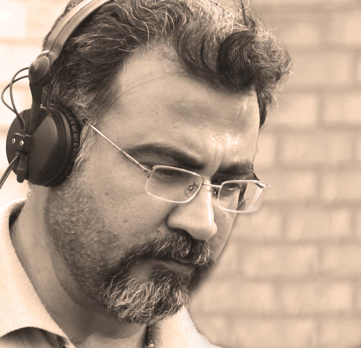 تصویری از سیدرضا صافی، نویسنده و تدوینگر سینما و تلویزیون در حال بازیگری سر صحنه یکی از آثارش