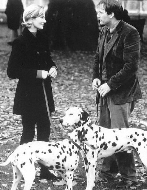 جولی ریچاردسون در صحنه فیلم سینمایی ۱۰۱ سگ خالدار به همراه جف دانیلز