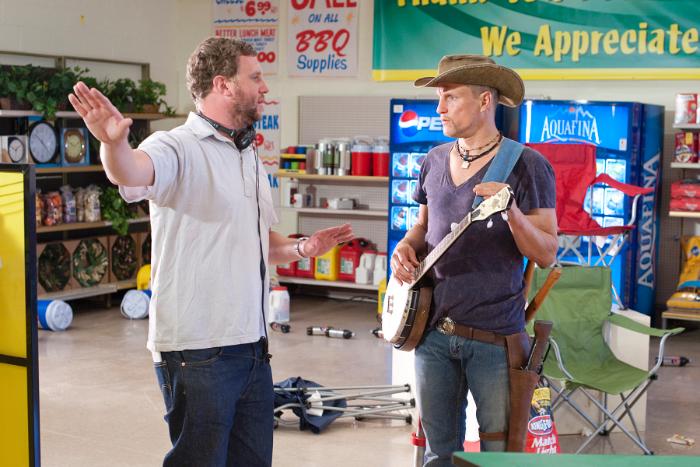 Ruben Fleischer در صحنه فیلم سینمایی سرزمین زامبی ها به همراه وودی هارلسون