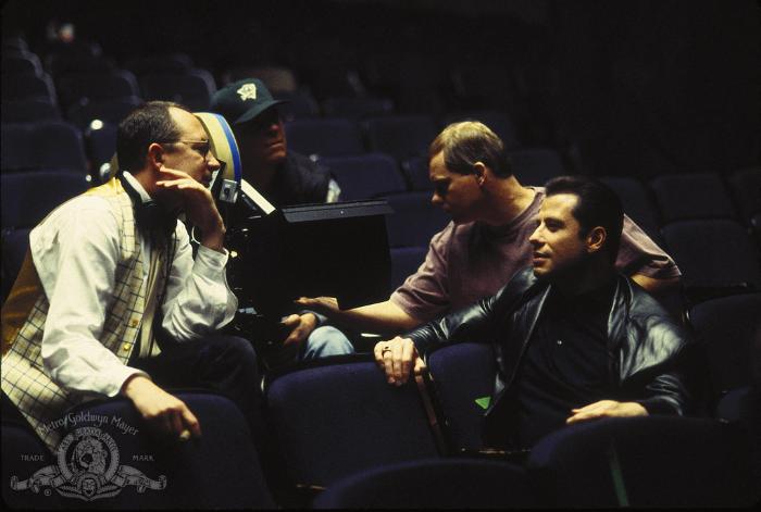 Barry Sonnenfeld در صحنه فیلم سینمایی کوتوله را بگیرید به همراه جان تراولتا