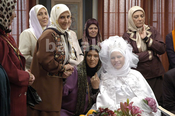ملیکا شریفی‌نیا در صحنه سریال تلویزیونی شمس‌العماره به همراه مهوش وقاری، مرجانه گلچین و رویا تیموریان