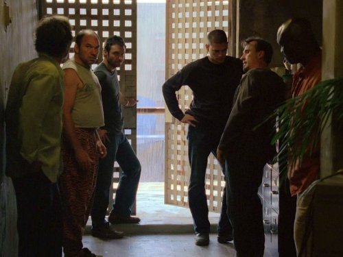 وید اندرو ویلیامز در صحنه سریال تلویزیونی فرار از زندان به همراه رابرت نپر، ونتورت میلر و رابرت ویزدوم