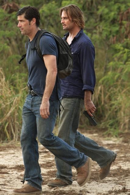 Josh Holloway در صحنه سریال تلویزیونی گمشده به همراه متیو فاکس