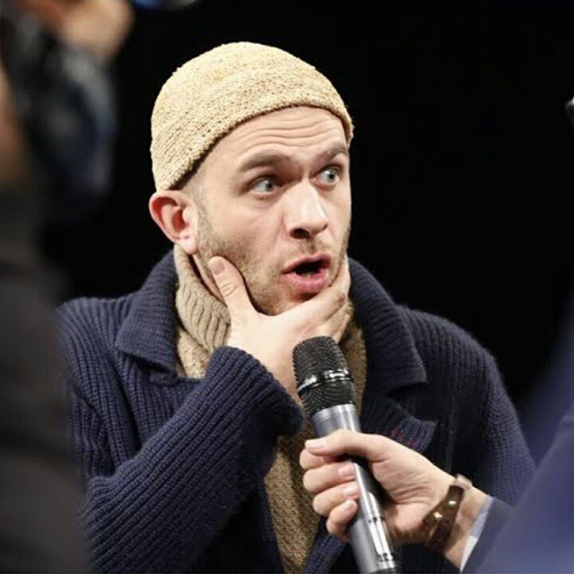 تصویری از بابک حمیدیان، بازیگر و تهیه کننده سینما و تلویزیون در حال بازیگری سر صحنه یکی از آثارش