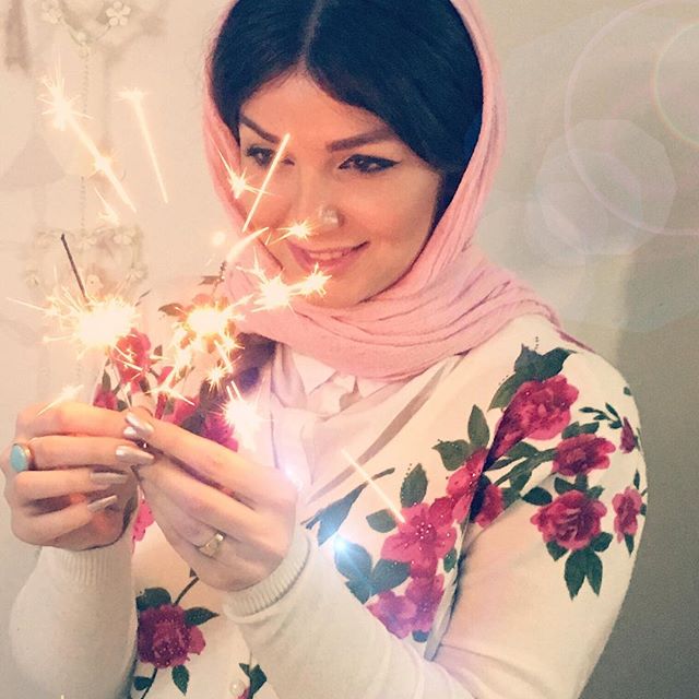 تصویری شخصی از النا آهی، بازیگر سینما و تلویزیون