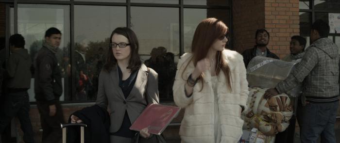 Sophie McShera در صحنه فیلم سینمایی Highway to Dhampus به همراه Rachel Hurd-Wood