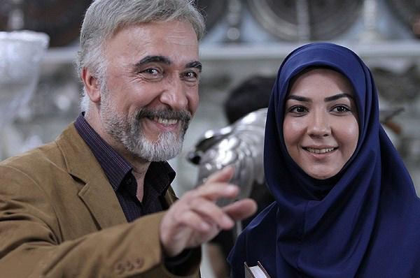سارا نازپرور صوفیانی در صحنه سریال تلویزیونی مرد نقره‌ای به همراه سعید نیک‌پور