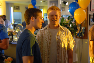 Zach Gilford در صحنه سریال تلویزیونی جمعه شب های روشن به همراه جسی پلمونس