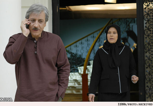 مهرانه مهین‌ترابی در صحنه سریال تلویزیونی شمس‌العماره به همراه مسعود رایگان