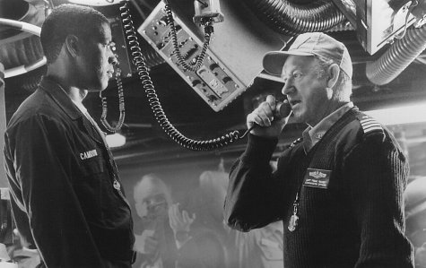 جین هکمن در صحنه فیلم سینمایی امواج سرخ به همراه دنزل واشنگتن