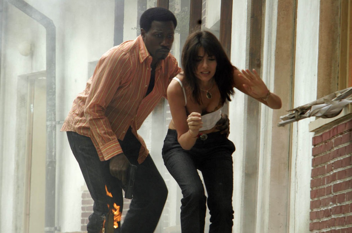 وسلی اسنایپس در صحنه فیلم سینمایی The Detonator به همراه Silvia Colloca
