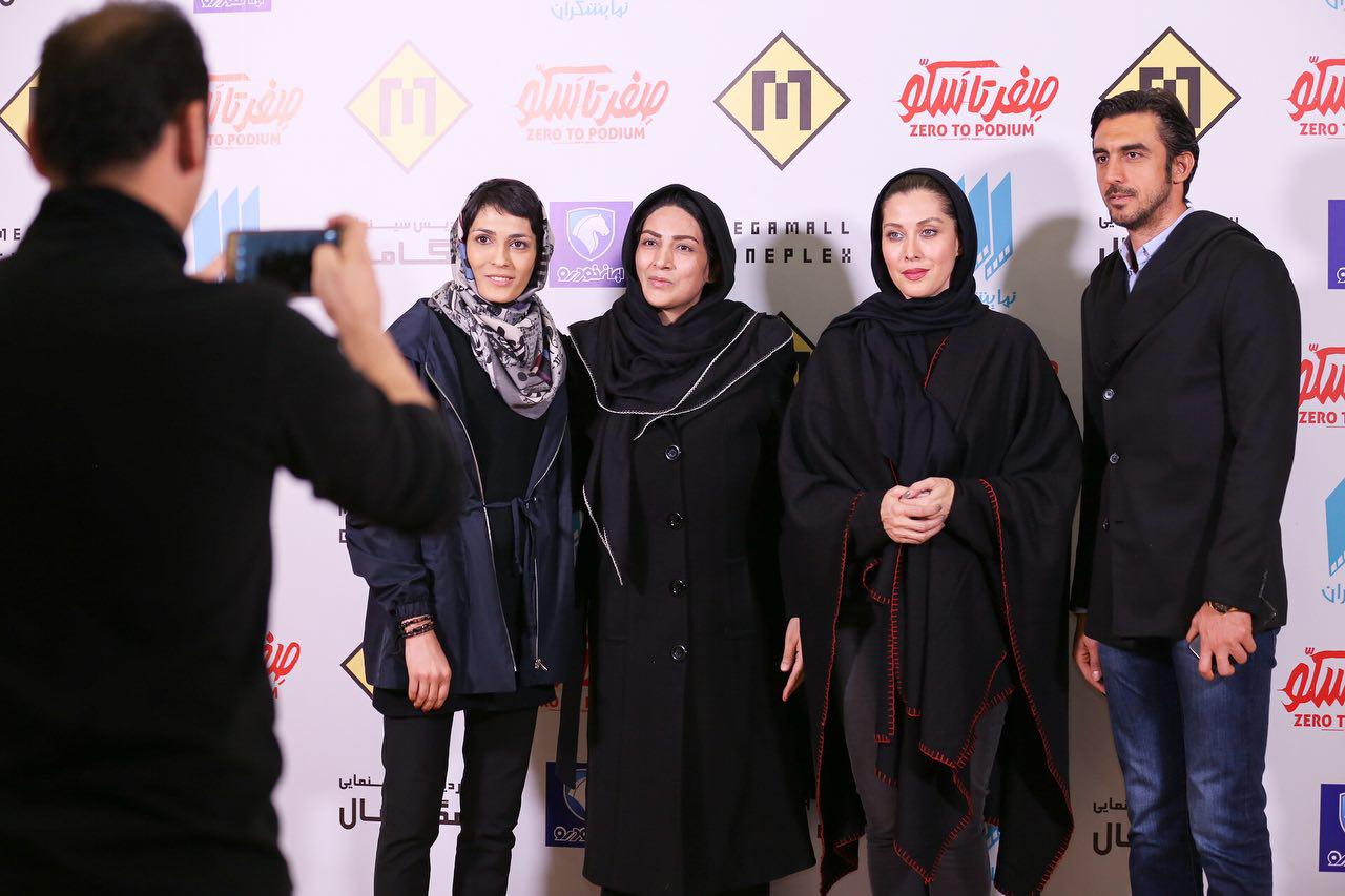 الهه منصوریان در اکران افتتاحیه فیلم سینمایی صفر تا سکو به همراه باران کوثری و مهتاب کرامتی