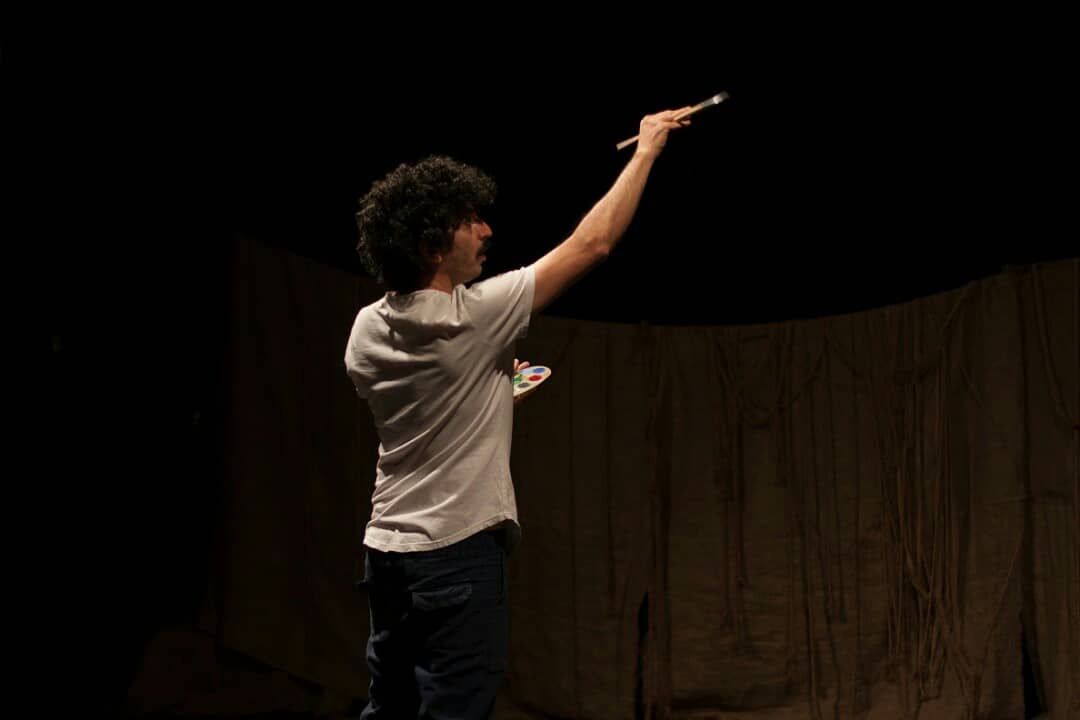 تصویری از امیر معراج، بازیگر سینما و تلویزیون در حال بازیگری سر صحنه یکی از آثارش