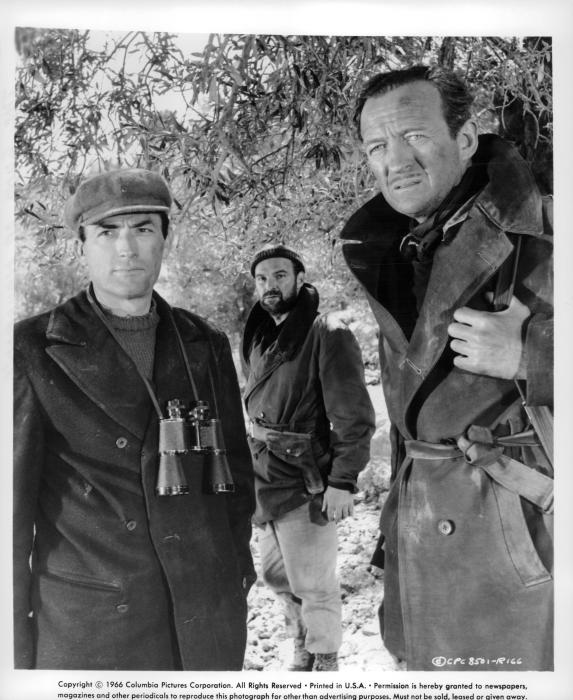 Stanley Baker در صحنه فیلم سینمایی توپ های ناوارون به همراه دیوید نیون و گریگوری پک