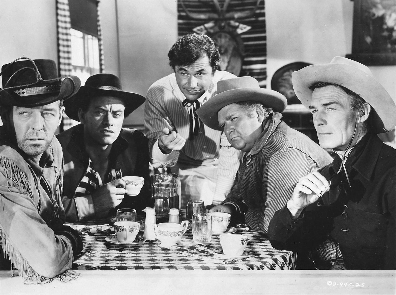 Randolph Scott در صحنه فیلم سینمایی The Doolins of Oklahoma به همراه جان آیرلند، Noah Beery Jr.، Charles Kemper و Frank Fenton