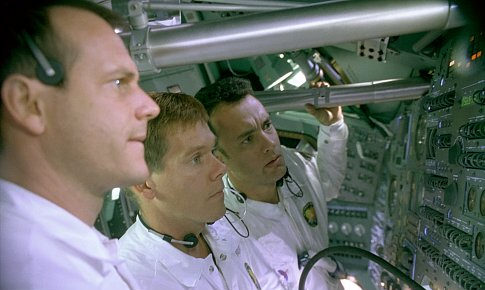 بیل پاکستون در صحنه فیلم سینمایی آپولو ۱۳ به همراه کوین بیکن و تام هنکس