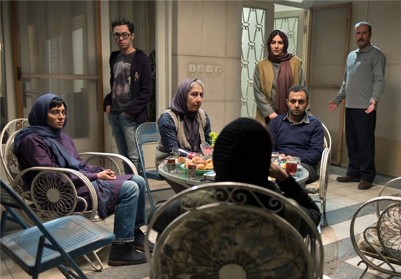 شیرین یزدان‌بخش در صحنه فیلم سینمایی نزدیک‌تر به همراه صابر ابر، فراز مدیری، پگاه آهنگرانی، ستاره اسکندری و محمد بحرانی