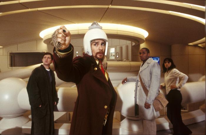 سم راک‌ول در صحنه فیلم سینمایی راهنمای سفر مجانی به کهکشان به همراه زویی دشانل، مارتین فریمن و Yasiin Bey
