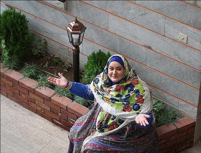 نعیمه نظام‌دوست در صحنه سریال تلویزیونی همسایه‌ها