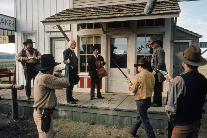 ریچارد هریس در صحنه فیلم سینمایی نابخشوده به همراه Saul Rubinek و جین هکمن