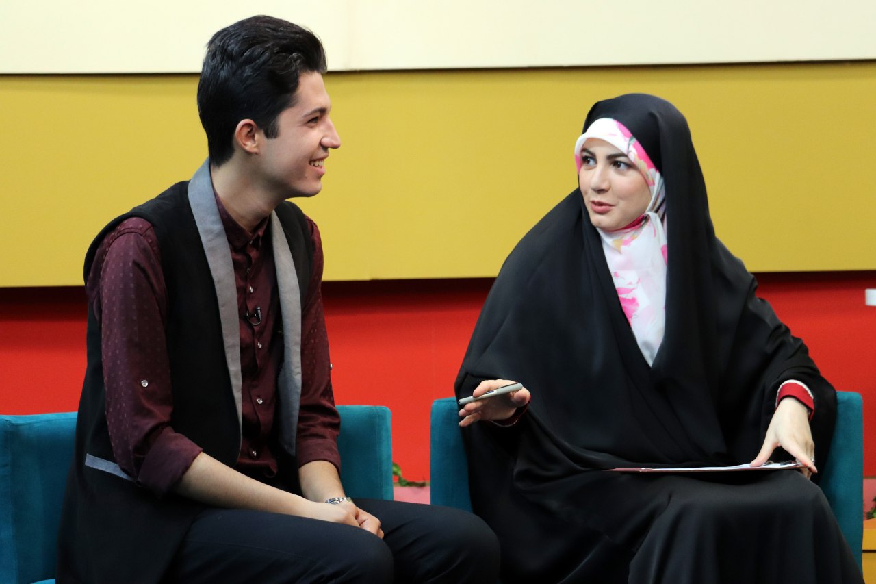محسن محبی در صحنه برنامه تلویزیونی پرانتز باز