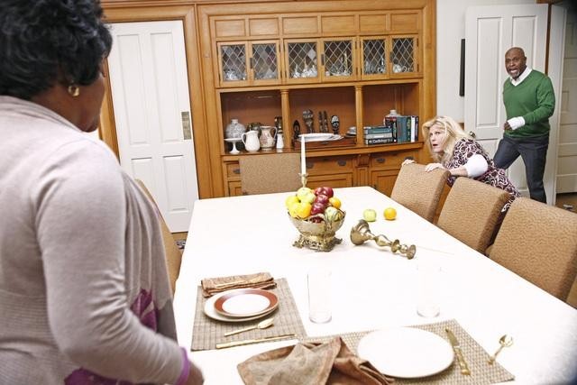 Loretta Devine در صحنه سریال تلویزیونی آناتومی گری به همراه James Pickens Jr.