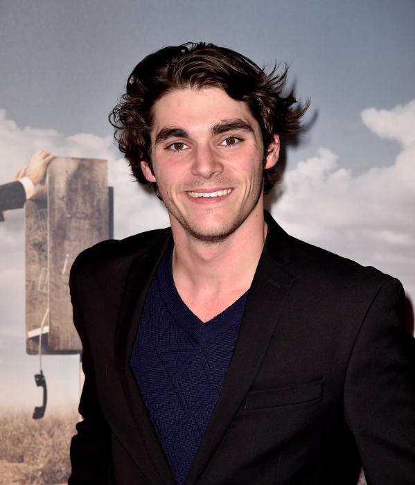 RJ Mitte در صحنه سریال تلویزیونی بهتره با سال تماس بگیری