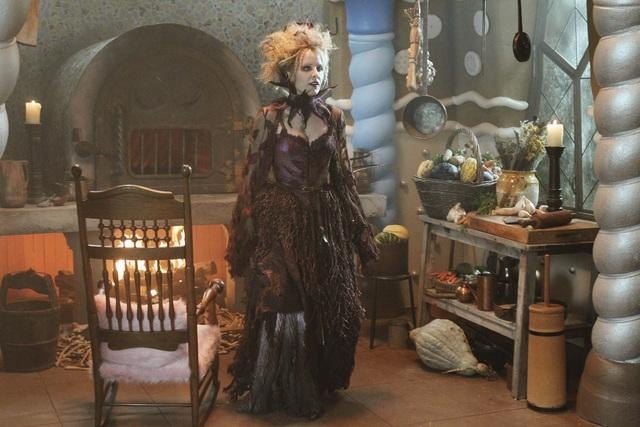 Emma Caulfield در صحنه سریال تلویزیونی روزی روزگاری
