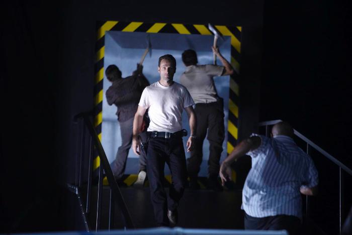 اندرو لینکولن در صحنه سریال تلویزیونی مردگان متحرک به همراه نورمن ریداس و جان برنتال