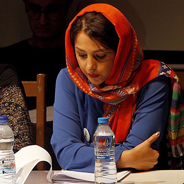 تصویری از جوانه دلشاد، بازیگر سینما و تلویزیون در پشت صحنه یکی از آثارش