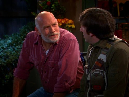 Casey Sander در صحنه سریال تلویزیونی تئوری بیگ بنگ به همراه سیمون هلبرگ