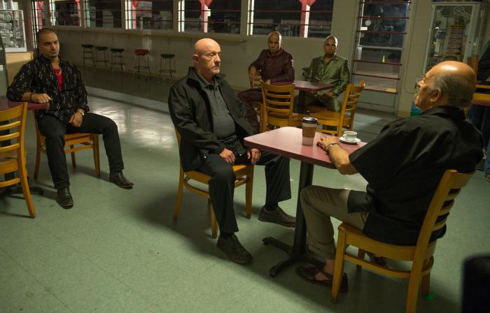 مارک مارگولیس در صحنه سریال تلویزیونی بهتره با سال تماس بگیری به همراه Daniel Moncada، جاناتان بانکز، Michael Mando و Luis Moncada