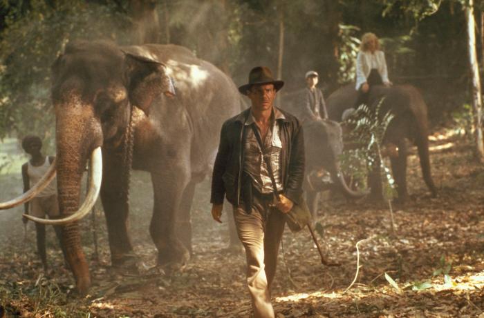 جاناتان که کوان در صحنه فیلم سینمایی ایندیانا جونز و معبد مرگ به همراه هریسون فورد و کیت کپشا