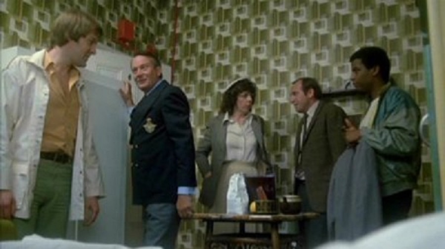 Leonard Rossiter در صحنه فیلم سینمایی Rising Damp به همراه دنهلم الیوت، Christopher Strauli، فرانس دو لا تور و Don Warrington
