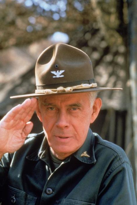 Harry Morgan در صحنه سریال تلویزیونی M*A*S*H