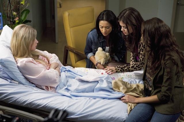شای میتچل در صحنه سریال تلویزیونی دروغ گوهای کوچک زیبا به همراه Ashley Benson، Lucy Hale و Troian Bellisario
