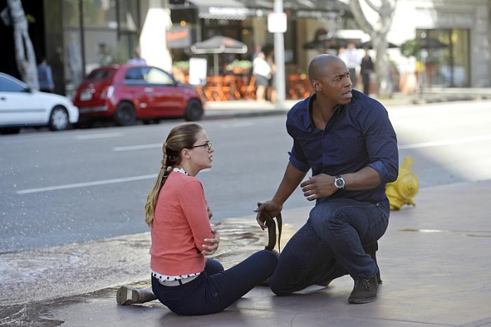 Mehcad Brooks در صحنه سریال تلویزیونی سوپرگرل به همراه ملیسا بنویست