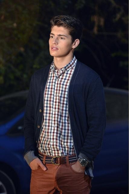 Gregg Sulkin در صحنه سریال تلویزیونی دروغ گوهای کوچک زیبا