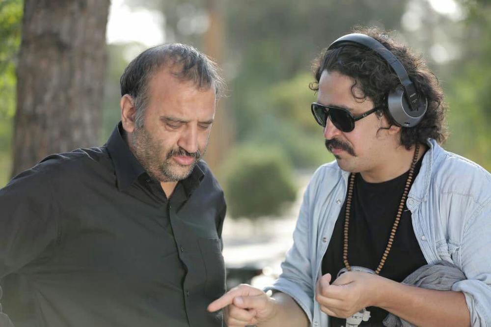 تصویری از شهرام مسلخی، کارگردان و نویسنده سینما و تلویزیون در حال بازیگری سر صحنه یکی از آثارش
